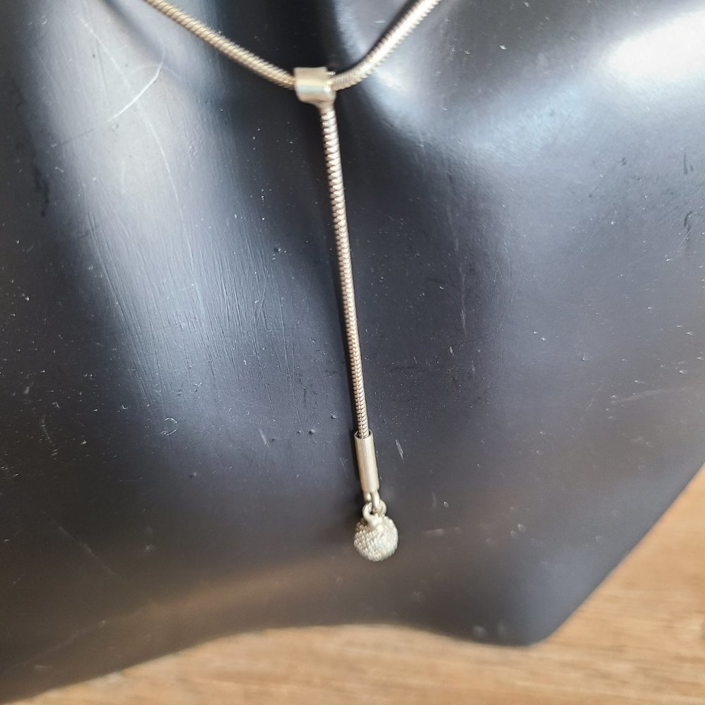 Very delicate and elegant sterling silver pendant with dangling ball. - Picture 2 of 4